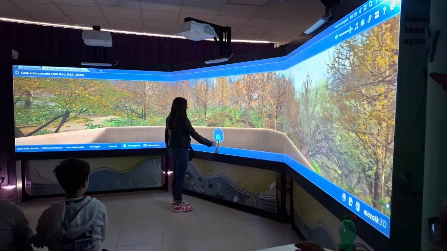 Aula immersiva con i pannelli didattici